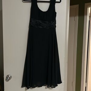 Beautiful classy dress very flattering, compliments the waist and bust